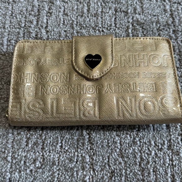 Betsey Johnson "Celly" Wallet Embossed logo gold - Picture 1 of 8